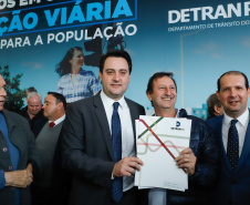 O governador Carlos Massa Ratinho Junior assinou nesta quarta-feira (14), no Palácio Iguaçu, a liberação de R$ 6 milhões para obras de sinalização viária em 39 cidades paranaenses. A iniciativa faz parte de um programa do Departamento de Trânsito do Paraná (Detran-PR) para regulamentar a circulação de veículos e pedestres.