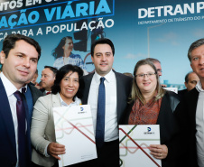 O governador Carlos Massa Ratinho Junior assinou nesta quarta-feira (14), no Palácio Iguaçu, a liberação de R$ 6 milhões para obras de sinalização viária em 39 cidades paranaenses. A iniciativa faz parte de um programa do Departamento de Trânsito do Paraná (Detran-PR) para regulamentar a circulação de veículos e pedestres.