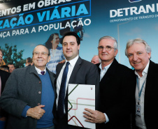 O governador Carlos Massa Ratinho Junior assinou nesta quarta-feira (14), no Palácio Iguaçu, a liberação de R$ 6 milhões para obras de sinalização viária em 39 cidades paranaenses. A iniciativa faz parte de um programa do Departamento de Trânsito do Paraná (Detran-PR) para regulamentar a circulação de veículos e pedestres.