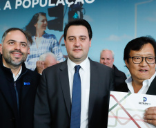 O governador Carlos Massa Ratinho Junior assinou nesta quarta-feira (14), no Palácio Iguaçu, a liberação de R$ 6 milhões para obras de sinalização viária em 39 cidades paranaenses. A iniciativa faz parte de um programa do Departamento de Trânsito do Paraná (Detran-PR) para regulamentar a circulação de veículos e pedestres.