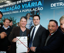 O governador Carlos Massa Ratinho Junior assinou nesta quarta-feira (14), no Palácio Iguaçu, a liberação de R$ 6 milhões para obras de sinalização viária em 39 cidades paranaenses. A iniciativa faz parte de um programa do Departamento de Trânsito do Paraná (Detran-PR) para regulamentar a circulação de veículos e pedestres.