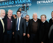 O governador Carlos Massa Ratinho Junior assinou nesta quarta-feira (14), no Palácio Iguaçu, a liberação de R$ 6 milhões para obras de sinalização viária em 39 cidades paranaenses. A iniciativa faz parte de um programa do Departamento de Trânsito do Paraná (Detran-PR) para regulamentar a circulação de veículos e pedestres.