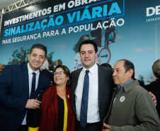 O governador Carlos Massa Ratinho Junior assinou nesta quarta-feira (14), no Palácio Iguaçu, a liberação de R$ 6 milhões para obras de sinalização viária em 39 cidades paranaenses. A iniciativa faz parte de um programa do Departamento de Trânsito do Paraná (Detran-PR) para regulamentar a circulação de veículos e pedestres.