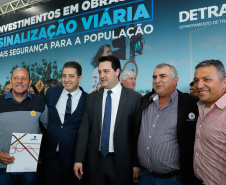 O governador Carlos Massa Ratinho Junior assinou nesta quarta-feira (14), no Palácio Iguaçu, a liberação de R$ 6 milhões para obras de sinalização viária em 39 cidades paranaenses. A iniciativa faz parte de um programa do Departamento de Trânsito do Paraná (Detran-PR) para regulamentar a circulação de veículos e pedestres.