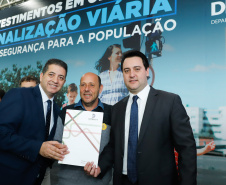 O governador Carlos Massa Ratinho Junior assinou nesta quarta-feira (14), no Palácio Iguaçu, a liberação de R$ 6 milhões para obras de sinalização viária em 39 cidades paranaenses. A iniciativa faz parte de um programa do Departamento de Trânsito do Paraná (Detran-PR) para regulamentar a circulação de veículos e pedestres.