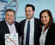 O governador Carlos Massa Ratinho Junior assinou nesta quarta-feira (14), no Palácio Iguaçu, a liberação de R$ 6 milhões para obras de sinalização viária em 39 cidades paranaenses. A iniciativa faz parte de um programa do Departamento de Trânsito do Paraná (Detran-PR) para regulamentar a circulação de veículos e pedestres.