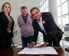  O governador Carlos Massa Ratinho Junior assinou nesta quarta-feira (14), no Palácio Iguaçu, a liberação de R$ 6 milhões para obras de sinalização viária em 39 cidades paranaenses. A iniciativa faz parte de um programa do Departamento de Trânsito do Paraná (Detran-PR) para regulamentar a circulação de veículos e pedestres. Prefeitura de Boa Esperança.