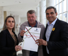 O governador Carlos Massa Ratinho Junior assinou nesta quarta-feira (14), no Palácio Iguaçu, a liberação de R$ 6 milhões para obras de sinalização viária em 39 cidades paranaenses. A iniciativa faz parte de um programa do Departamento de Trânsito do Paraná (Detran-PR) para regulamentar a circulação de veículos e pedestres. Prefeitura de Boa Esperança.