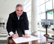O governador Carlos Massa Ratinho Junior assinou nesta quarta-feira (14), no Palácio Iguaçu, a liberação de R$ 6 milhões para obras de sinalização viária em 39 cidades paranaenses. A iniciativa faz parte de um programa do Departamento de Trânsito do Paraná (Detran-PR) para regulamentar a circulação de veículos e pedestres. Prefeitura de Cianorte.