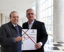 O governador Carlos Massa Ratinho Junior assinou nesta quarta-feira (14), no Palácio Iguaçu, a liberação de R$ 6 milhões para obras de sinalização viária em 39 cidades paranaenses. A iniciativa faz parte de um programa do Departamento de Trânsito do Paraná (Detran-PR) para regulamentar a circulação de veículos e pedestres. Prefeitura de Cianorte.