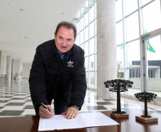 O governador Carlos Massa Ratinho Junior assinou nesta quarta-feira (14), no Palácio Iguaçu, a liberação de R$ 6 milhões para obras de sinalização viária em 39 cidades paranaenses. A iniciativa faz parte de um programa do Departamento de Trânsito do Paraná (Detran-PR) para regulamentar a circulação de veículos e pedestres. Prefeitura de Clevelândia.