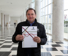 O governador Carlos Massa Ratinho Junior assinou nesta quarta-feira (14), no Palácio Iguaçu, a liberação de R$ 6 milhões para obras de sinalização viária em 39 cidades paranaenses. A iniciativa faz parte de um programa do Departamento de Trânsito do Paraná (Detran-PR) para regulamentar a circulação de veículos e pedestres. Prefeitura de Clevelândia.