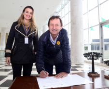 O governador Carlos Massa Ratinho Junior assinou nesta quarta-feira (14), no Palácio Iguaçu, a liberação de R$ 6 milhões para obras de sinalização viária em 39 cidades paranaenses. A iniciativa faz parte de um programa do Departamento de Trânsito do Paraná (Detran-PR) para regulamentar a circulação de veículos e pedestres. Prefeitura de Nova Esperança.