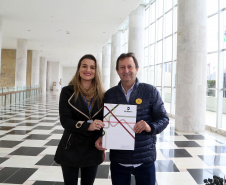 O governador Carlos Massa Ratinho Junior assinou nesta quarta-feira (14), no Palácio Iguaçu, a liberação de R$ 6 milhões para obras de sinalização viária em 39 cidades paranaenses. A iniciativa faz parte de um programa do Departamento de Trânsito do Paraná (Detran-PR) para regulamentar a circulação de veículos e pedestres. Prefeitura de Nova Esperança.