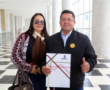 O governador Carlos Massa Ratinho Junior assinou nesta quarta-feira (14), no Palácio Iguaçu, a liberação de R$ 6 milhões para obras de sinalização viária em 39 cidades paranaenses. A iniciativa faz parte de um programa do Departamento de Trânsito do Paraná (Detran-PR) para regulamentar a circulação de veículos e pedestres. Prefeitura de Foz do Jordão.