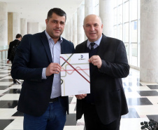 O governador Carlos Massa Ratinho Junior assinou nesta quarta-feira (14), no Palácio Iguaçu, a liberação de R$ 6 milhões para obras de sinalização viária em 39 cidades paranaenses. A iniciativa faz parte de um programa do Departamento de Trânsito do Paraná (Detran-PR) para regulamentar a circulação de veículos e pedestres. Prefeitura de Itaperuçu.
