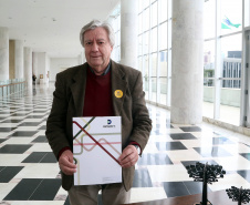O governador Carlos Massa Ratinho Junior assinou nesta quarta-feira (14), no Palácio Iguaçu, a liberação de R$ 6 milhões para obras de sinalização viária em 39 cidades paranaenses. A iniciativa faz parte de um programa do Departamento de Trânsito do Paraná (Detran-PR) para regulamentar a circulação de veículos e pedestres. Prefeitura de Ivaí.