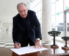 O governador Carlos Massa Ratinho Junior assinou nesta quarta-feira (14), no Palácio Iguaçu, a liberação de R$ 6 milhões para obras de sinalização viária em 39 cidades paranaenses. A iniciativa faz parte de um programa do Departamento de Trânsito do Paraná (Detran-PR) para regulamentar a circulação de veículos e pedestres. Prefeitura de Jaguapitã.