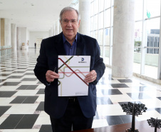 O governador Carlos Massa Ratinho Junior assinou nesta quarta-feira (14), no Palácio Iguaçu, a liberação de R$ 6 milhões para obras de sinalização viária em 39 cidades paranaenses. A iniciativa faz parte de um programa do Departamento de Trânsito do Paraná (Detran-PR) para regulamentar a circulação de veículos e pedestres. Prefeitura de Jaguapitã.