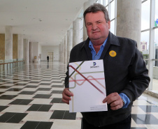 O governador Carlos Massa Ratinho Junior assinou nesta quarta-feira (14), no Palácio Iguaçu, a liberação de R$ 6 milhões para obras de sinalização viária em 39 cidades paranaenses. A iniciativa faz parte de um programa do Departamento de Trânsito do Paraná (Detran-PR) para regulamentar a circulação de veículos e pedestres. Prefeitura de Mallet.