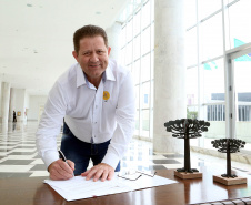 O governador Carlos Massa Ratinho Junior assinou nesta quarta-feira (14), no Palácio Iguaçu, a liberação de R$ 6 milhões para obras de sinalização viária em 39 cidades paranaenses. A iniciativa faz parte de um programa do Departamento de Trânsito do Paraná (Detran-PR) para regulamentar a circulação de veículos e pedestres. Prefeitura de Munhoz de Mello.