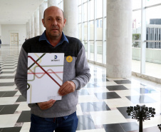 O governador Carlos Massa Ratinho Junior assinou nesta quarta-feira (14), no Palácio Iguaçu, a liberação de R$ 6 milhões para obras de sinalização viária em 39 cidades paranaenses. A iniciativa faz parte de um programa do Departamento de Trânsito do Paraná (Detran-PR) para regulamentar a circulação de veículos e pedestres. Prefeitura de Nova Fátima.