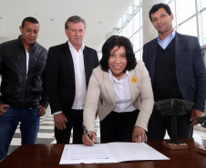 O governador Carlos Massa Ratinho Junior assinou nesta quarta-feira (14), no Palácio Iguaçu, a liberação de R$ 6 milhões para obras de sinalização viária em 39 cidades paranaenses. A iniciativa faz parte de um programa do Departamento de Trânsito do Paraná (Detran-PR) para regulamentar a circulação de veículos e pedestres. Prefeitura de Rancho Alegre do Oeste.
