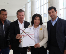 O governador Carlos Massa Ratinho Junior assinou nesta quarta-feira (14), no Palácio Iguaçu, a liberação de R$ 6 milhões para obras de sinalização viária em 39 cidades paranaenses. A iniciativa faz parte de um programa do Departamento de Trânsito do Paraná (Detran-PR) para regulamentar a circulação de veículos e pedestres. Prefeitura de Rancho Alegre do Oeste.