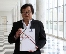O governador Carlos Massa Ratinho Junior assinou nesta quarta-feira (14), no Palácio Iguaçu, a liberação de R$ 6 milhões para obras de sinalização viária em 39 cidades paranaenses. A iniciativa faz parte de um programa do Departamento de Trânsito do Paraná (Detran-PR) para regulamentar a circulação de veículos e pedestres. Prefeitura de Rosário do Ivaí.