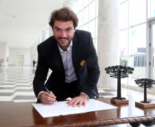 O governador Carlos Massa Ratinho Junior assinou nesta quarta-feira (14), no Palácio Iguaçu, a liberação de R$ 6 milhões para obras de sinalização viária em 39 cidades paranaenses. A iniciativa faz parte de um programa do Departamento de Trânsito do Paraná (Detran-PR) para regulamentar a circulação de veículos e pedestres. Prefeitura de Sertanópolis.
