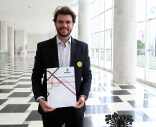 O governador Carlos Massa Ratinho Junior assinou nesta quarta-feira (14), no Palácio Iguaçu, a liberação de R$ 6 milhões para obras de sinalização viária em 39 cidades paranaenses. A iniciativa faz parte de um programa do Departamento de Trânsito do Paraná (Detran-PR) para regulamentar a circulação de veículos e pedestres. Prefeitura de Sertanópolis.