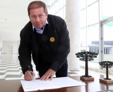 O governador Carlos Massa Ratinho Junior assinou nesta quarta-feira (14), no Palácio Iguaçu, a liberação de R$ 6 milhões para obras de sinalização viária em 39 cidades paranaenses. A iniciativa faz parte de um programa do Departamento de Trânsito do Paraná (Detran-PR) para regulamentar a circulação de veículos e pedestres. Prefeitura de Tunas do Paraná.