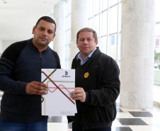 O governador Carlos Massa Ratinho Junior assinou nesta quarta-feira (14), no Palácio Iguaçu, a liberação de R$ 6 milhões para obras de sinalização viária em 39 cidades paranaenses. A iniciativa faz parte de um programa do Departamento de Trânsito do Paraná (Detran-PR) para regulamentar a circulação de veículos e pedestres. Prefeitura de Tunas do Paraná.