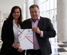 O governador Carlos Massa Ratinho Junior assinou nesta quarta-feira (14), no Palácio Iguaçu, a liberação de R$ 6 milhões para obras de sinalização viária em 39 cidades paranaenses. A iniciativa faz parte de um programa do Departamento de Trânsito do Paraná (Detran-PR) para regulamentar a circulação de veículos e pedestres. Prefeitura de Tuneira do Oeste.