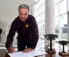 O governador Carlos Massa Ratinho Junior assinou nesta quarta-feira (14), no Palácio Iguaçu, a liberação de R$ 6 milhões para obras de sinalização viária em 39 cidades paranaenses. A iniciativa faz parte de um programa do Departamento de Trânsito do Paraná (Detran-PR) para regulamentar a circulação de veículos e pedestres. Prefeitura de Xambrê.