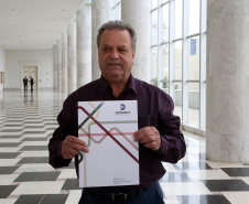 O governador Carlos Massa Ratinho Junior assinou nesta quarta-feira (14), no Palácio Iguaçu, a liberação de R$ 6 milhões para obras de sinalização viária em 39 cidades paranaenses. A iniciativa faz parte de um programa do Departamento de Trânsito do Paraná (Detran-PR) para regulamentar a circulação de veículos e pedestres. Prefeitura de Xambrê.