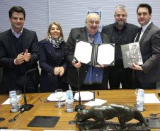 Pelo menos 78 esculturas originais do paranaense João Turin, que fazem parte do acervo do Estado, irão compor o memorial em homenagem ao artista, que será construído no Parque São Loureço, em Curitiba. O governador Carlos Massa Ratinho Junior e o prefeito Rafael Greca assinaram nesta quarta-feira (14), no Palácio Iguaçu, um protocolo de intenções que formaliza o repasse das obras de arte à prefeitura, para que sejam expostas no memorial.