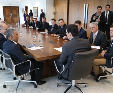 O governador Carlos Massa Ratinho Junior recebeu nesta quarta-feira (14), no Palácio Iguaçu, em Curitiba, o diretor-superintendente da empresa de laticínios Piracanjuba, Cesar Helou. Na reunião, o executivo confirmou dois novos investimentos da Região Sudoeste do Paraná que, somados, atingem o valor de R$ 110 milhões. A previsão é que os empreendimentos gerem 370 empregos diretor.