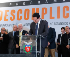 O governador Carlos Massa Ratinho Junior e o chefe da Casa Civil, Guto Silva, lançaram nesta quarta-feira (14), no Palácio Iguaçu, o programa Descomplica, iniciativa de caráter permanente do Governo do Estado para simplificar e desburocratizar a vida dos empreendedores.