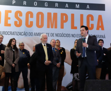 O governador Carlos Massa Ratinho Junior e o chefe da Casa Civil, Guto Silva, lançaram nesta quarta-feira (14), no Palácio Iguaçu, o programa Descomplica, iniciativa de caráter permanente do Governo do Estado para simplificar e desburocratizar a vida dos empreendedores.