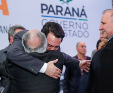 O governador Carlos Massa Ratinho Junior e o chefe da Casa Civil, Guto Silva, lançaram nesta quarta-feira (14), no Palácio Iguaçu, o programa Descomplica, iniciativa de caráter permanente do Governo do Estado para simplificar e desburocratizar a vida dos empreendedores.