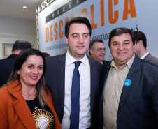 O governador Carlos Massa Ratinho Junior e o chefe da Casa Civil, Guto Silva, lançaram nesta quarta-feira (14), no Palácio Iguaçu, o programa Descomplica, iniciativa de caráter permanente do Governo do Estado para simplificar e desburocratizar a vida dos empreendedores.