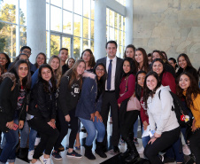 O governador Carlos Massa Ratinho Junior e o chefe da Casa Civil, Guto Silva, lançaram nesta quarta-feira (14), no Palácio Iguaçu, o programa Descomplica, iniciativa de caráter permanente do Governo do Estado para simplificar e desburocratizar a vida dos empreendedores.