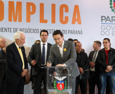 O governador Carlos Massa Ratinho Junior e o chefe da Casa Civil, Guto Silva, lançaram nesta quarta-feira (14), no Palácio Iguaçu, o programa Descomplica, iniciativa de caráter permanente do Governo do Estado para simplificar e desburocratizar a vida dos empreendedores.