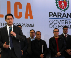 O governador Carlos Massa Ratinho Junior e o chefe da Casa Civil, Guto Silva, lançaram nesta quarta-feira (14), no Palácio Iguaçu, o programa Descomplica, iniciativa de caráter permanente do Governo do Estado para simplificar e desburocratizar a vida dos empreendedores.