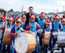 O governador Carlos Massa Ratinho Junior entregou nesta quinta-feira (15) os títulos de propriedades de imóveis para 367 famílias de Paranaguá, no Litoral. Elas ocupam terras devolutas, pertencentes ao Estado. A titulação corresponde a uma área de aproximadamente 112 hectares, abrangendo as localidades de Jardim Jacarandá e Ouro Fino, no perímetro urbano de Paranaguá. 