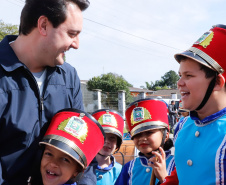 O governador Carlos Massa Ratinho Junior entregou nesta quinta-feira (15) os títulos de propriedades de imóveis para 367 famílias de Paranaguá, no Litoral. Elas ocupam terras devolutas, pertencentes ao Estado. A titulação corresponde a uma área de aproximadamente 112 hectares, abrangendo as localidades de Jardim Jacarandá e Ouro Fino, no perímetro urbano de Paranaguá. 