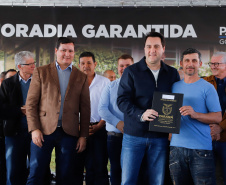 O governador Carlos Massa Ratinho Junior entregou nesta quinta-feira (15) os títulos de propriedades de imóveis para 367 famílias de Paranaguá, no Litoral. Elas ocupam terras devolutas, pertencentes ao Estado. A titulação corresponde a uma área de aproximadamente 112 hectares, abrangendo as localidades de Jardim Jacarandá e Ouro Fino, no perímetro urbano de Paranaguá. 
