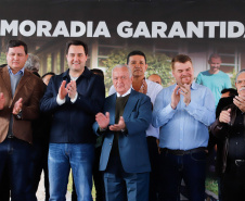 O governador Carlos Massa Ratinho Junior entregou nesta quinta-feira (15) os títulos de propriedades de imóveis para 367 famílias de Paranaguá, no Litoral. Elas ocupam terras devolutas, pertencentes ao Estado. A titulação corresponde a uma área de aproximadamente 112 hectares, abrangendo as localidades de Jardim Jacarandá e Ouro Fino, no perímetro urbano de Paranaguá. 