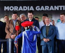 O governador Carlos Massa Ratinho Junior entregou nesta quinta-feira (15) os títulos de propriedades de imóveis para 367 famílias de Paranaguá, no Litoral. Elas ocupam terras devolutas, pertencentes ao Estado. A titulação corresponde a uma área de aproximadamente 112 hectares, abrangendo as localidades de Jardim Jacarandá e Ouro Fino, no perímetro urbano de Paranaguá. 